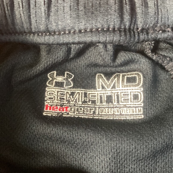 Under armor semi fitted sheet guard shorts with secret pocket. Good condition. - Picture 5 of 5